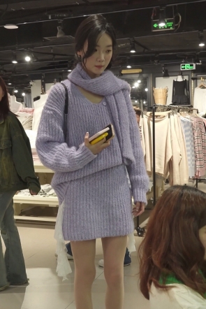 (BC-AA-701)紫裙美女冬天去服装店面试..肉色丝袜配白内被CD