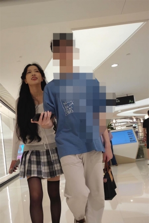 XM613黑丝JK小姐姐和男朋友逛街，灰色内内