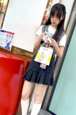 trump1509【KFC】短裙学生妹独自买奶茶·白色内内前后CD