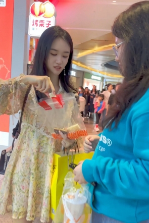 trump1519【KFC】长裙靓女和胖闺蜜逛街·身材长相不错·白色内内前后CD