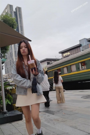 XM587白色连衣裙小姐姐一个人逛街，白色内内