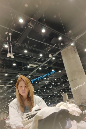 XM545蓝色牛仔短裙服装店员撅着屁股整理衣服，蓝色内内