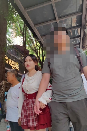 XM629红色背带连衣裙肉色丝袜小姐姐和男朋友逛街，白色内内