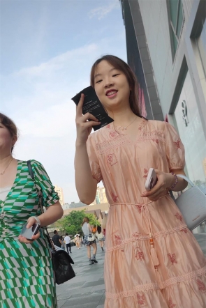 XM604粉色连衣裙清纯小姐姐和妈妈逛街买奶茶，蓝色内内