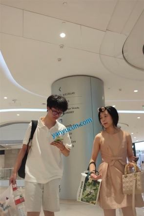 XM514粉色连衣裙小姐姐和男朋友逛街，白色内内