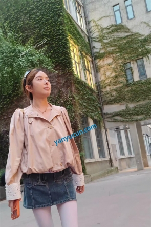 XM541蓝色牛仔短裙白丝极品身材美女和家人逛街，白色内内