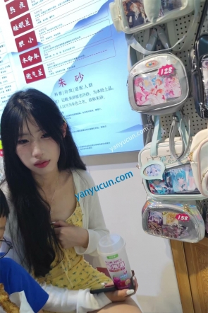 XM559黄色连衣裙小美女和家人逛夜市，白色窄内
