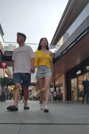 XM571蓝色牛仔短裙小姐姐和男朋友逛街，白色内内