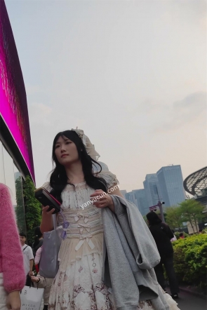XM612洛丽塔白丝小姐姐和闺蜜逛街买东西，红色内内