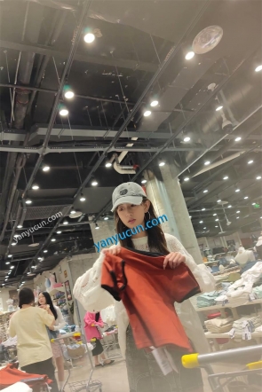 XM537牛仔短裙服装店店员专心撅着屁股整理衣服，灰色内内