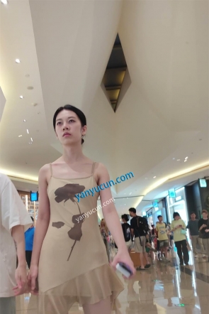 XM509黄色连衣裙小姐姐和闺蜜逛街，白色内内