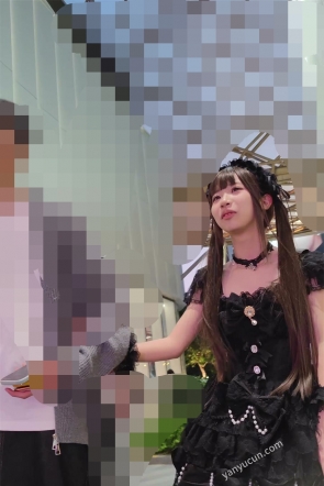 XM608黑丝洛丽塔极品小萝莉跟男朋友逛街，白色内内