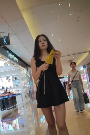 XM603黑色连衣裙黑丝美女一个人逛街，白色内内最后还看了眼镜头