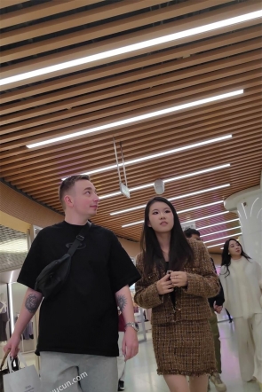 XM616棕色短裙美女和外国男朋友逛街，白色蕾丝边内