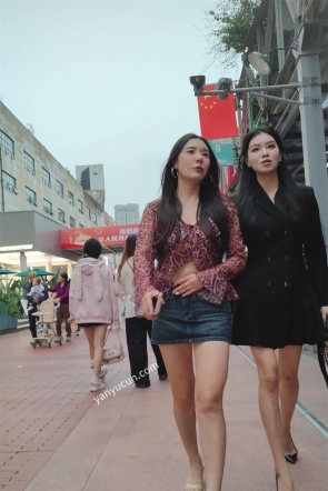 XM640蓝色牛仔短裙美女和闺蜜逛街，黄色内带翅膀