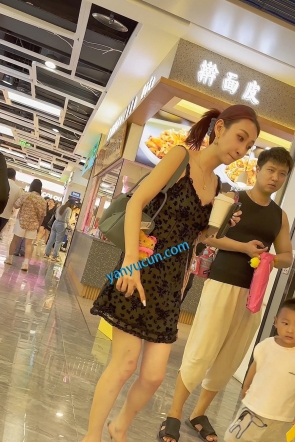 trump1465【KFC】性感少妇和老公孩子逛街·年轻一定是个美女·粉色骚内