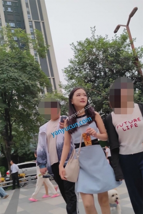 XM554蓝色连衣裙小姐姐和朋友们逛街，黄色内内