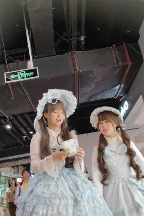 XM621蓝色洛丽塔小姐姐和朋友逛街，白色内内