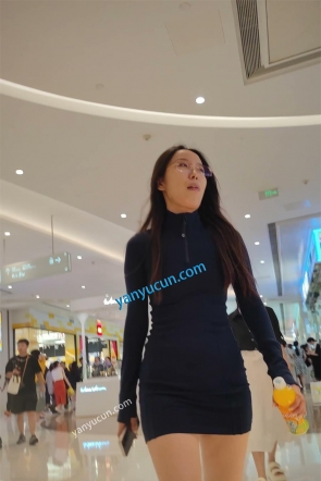 XM517蓝色包臀裙戴眼镜的骚货一个人逛街，灰色丁字裤