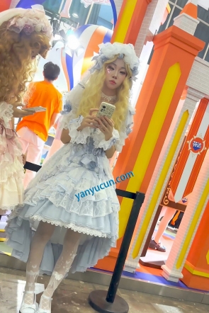 trump1488【KFC】两个婚纱服洛丽塔学生妹逛街·白色丝袜白内一箭双雕