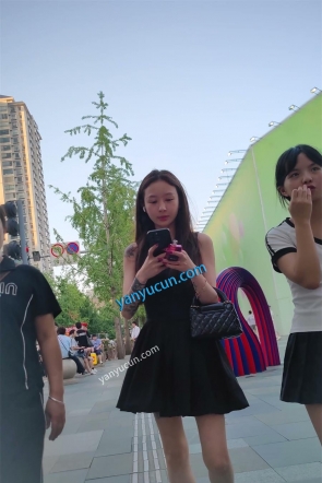 XM513黑色连衣裙美女和家人出来逛街，粉色丁字裤