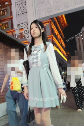 XM610蓝色连衣裙肉色丝袜小姐姐和闺蜜逛街，白色内内
