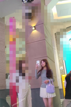 XM611黄色超短裙小姐姐和闺蜜逛街，粉色内内