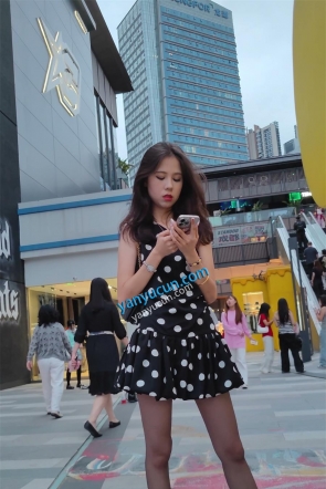 XM553黑色连衣裙美女和男朋友逛街打卡拍照，白色内内
