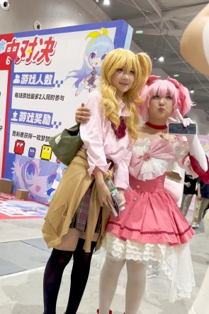 trump1516【KFC】学生妹COSER独自逛展·萌妹超可爱·短裙内衬包不住白内