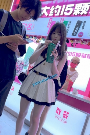 trump1490【KFC】可爱萌妹和男友甜蜜买奶茶·短裙灰色无痕内内很嫩