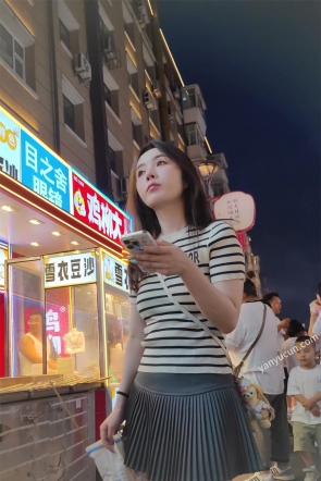 XM575灰色短裙美女和男朋友逛夜市，白色内内