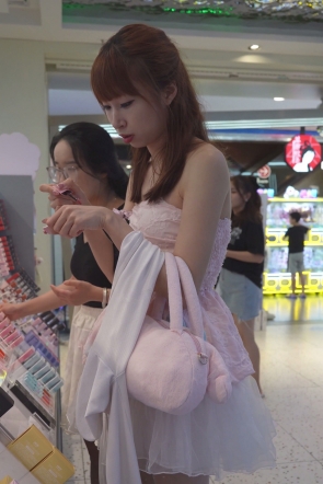 (BC-AA-674)蕾丝裙小姐姐穿花纹丝袜逛街..粉色内裤上扶梯CD
