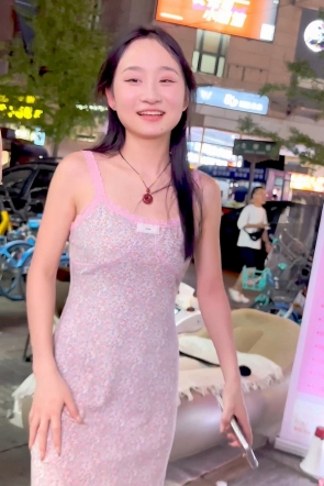 trump1532【KFC】长裙靓女和男友深夜逛街·黑色内内前后CD