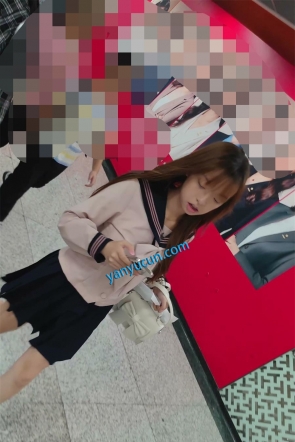 XM565蓝色JK小姐姐一个人逛街，白色内内