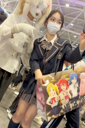 trump1518【KFC】制服学生妹展厅和COSER自拍·短裙透明丝袜白内