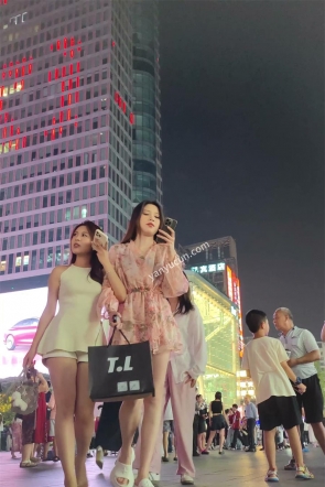 XM578粉色连衣裙小姐姐和闺蜜逛街，白色内内