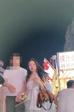 XM579蓝色牛仔短裙小姐姐和男朋友逛夜市，白色内内