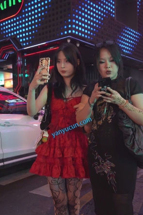 (BC-AA-662)红裙美女性感黑丝网袜逛街..蕾丝边骚内夹进屁股...