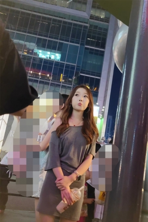 XM570灰色包臀裙美女和闺蜜打卡拍照，白色丁字裤