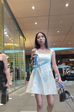 XM548白色连衣裙美女和闺蜜逛街，黑色内内带翅膀