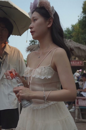 (BC-AA-682)吊带蕾丝裙小姐姐逛街..无痕内夹进屁股缝露毛