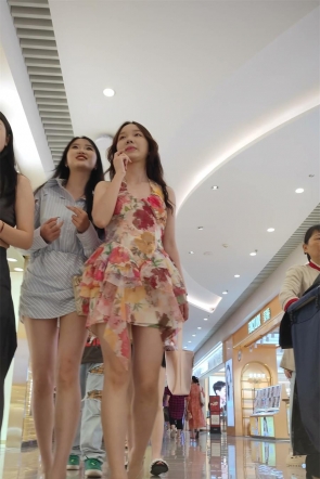 XM580印花连衣裙极品美女和朋友们逛街，白色内内