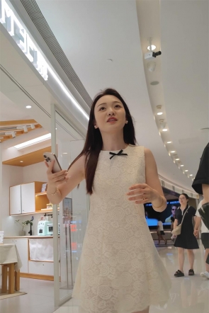 XM589白色连衣裙美女和男朋友逛街吃饭，一次性内内