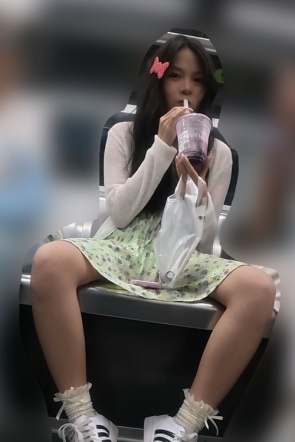 『D·D』-237-绿碎花连衣裙学生妹，岔开腿坐，浅粉内