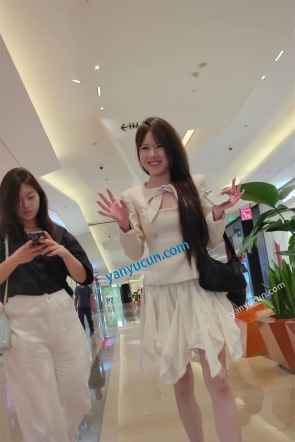 XM536黄色蕾丝连衣裙美女和闺蜜逛街，白色内内