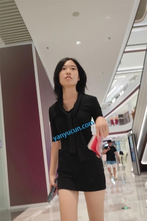 XM549黑色包臀裙短发小姐姐一个人逛街，粉色内内