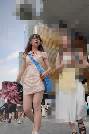 XM632粉色连衣裙带眼镜可爱妹子和闺蜜逛街，白色卡通内内