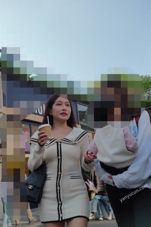 XM624白色包臀裙美女和闺蜜出来逛街，黑色窄内