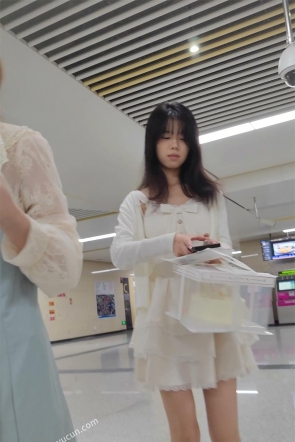 XM577黄色连衣裙小姐姐和闺蜜逛街，粉色内内