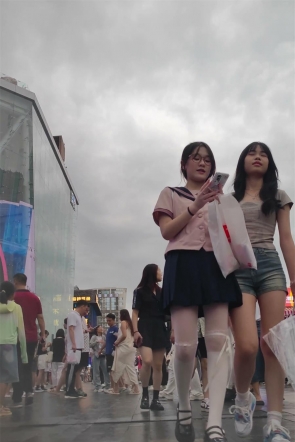 XM585白丝水手服戴眼镜小姐姐和闺蜜逛街，白色内内